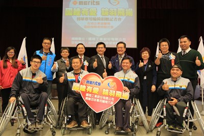 企業愛心捐贈競技型羽球輪椅 林市長:打造專屬身心障礙者運動中心