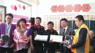 民間團體募集禦寒四寶 滿滿愛心街友過好年