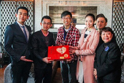 電視劇《長不大的爸爸》臺中取景 新聞局長帶名產太陽餅、三明治探班