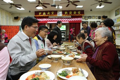 林市長陪長青學堂長者用餐 將推老人照顧居家服務社區化