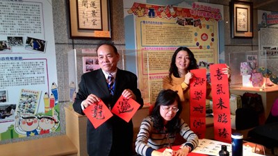 新住民揮毫書法展成果 民眾索取熱烈