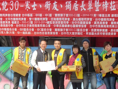 寒冬送暖 人安、創世、華山街友圍爐