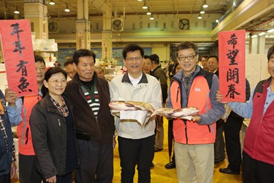 林市長清晨訪魚市果市 肯定春節魚貨蔬果供銷穩定