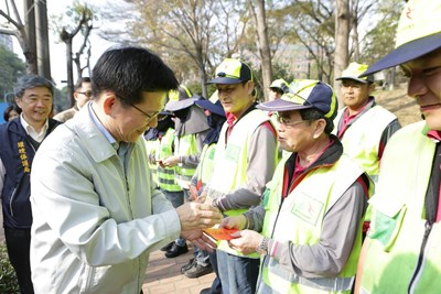 春節清運垃圾不打烊 林市長紅包慰問清潔隊員