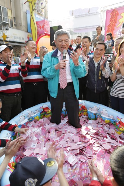 臺中年貨大街抽汽車拿紅包 人潮強強滾