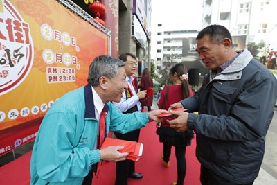 一中年貨大街發888個紅包 張副市長祝市民新年快樂