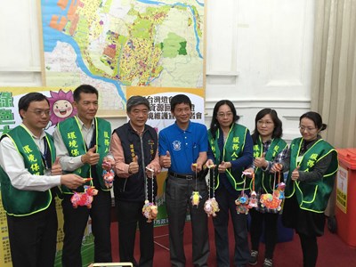 綠色大地花仙子資源回收花燈吸睛 植栽永續利用