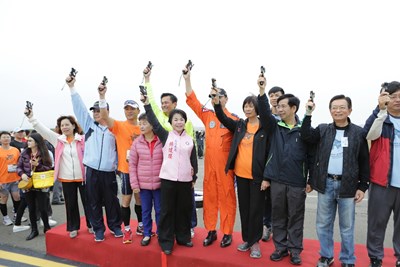 跟飛機賽跑!潘副市長為選手打氣