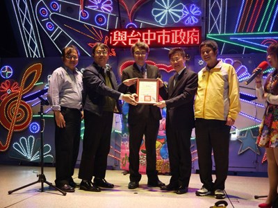 市府同龍富夜市攤商做公益 邀請寄養孩童逛夜市