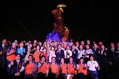 臺中公園主燈「吉羊康泰」精彩再現 水上舞台及花燈營造湖光倒影美景