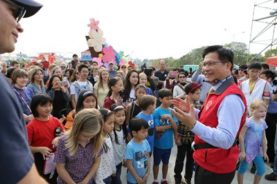 馬禮遜師生訪台灣燈會    林市長任導覽員獲讚聲