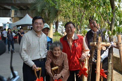 眾人攜手植樹 打造低碳臺中