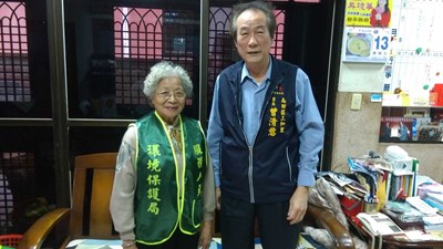 燈會另類亮點 82歲資深志工賴林秀剪拼勁十足