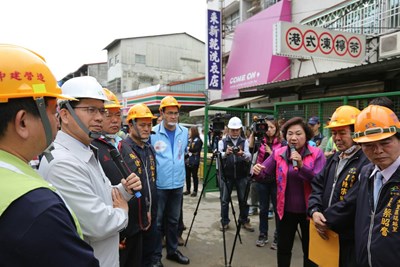 視察美群路雨水下水道工程 林市長讚「推進工法」減少交通影響