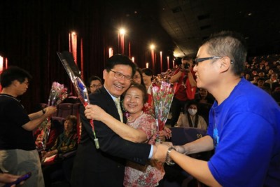 假日公益關懷電影院 林市長與身心康復者家庭提前歡度母親節