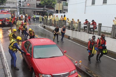 嚴防梅雨季地下道淹水 消防局演練搶救人車受困