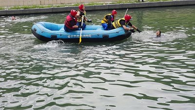 模擬旱溪水域溺水 消防局第七大隊加強演練