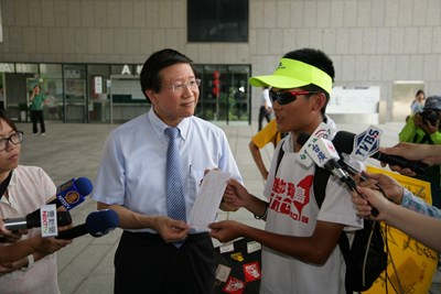 行動力挺高中生徒步環台反黑箱課綱理念 中市府率先表態
