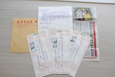 阿嬤的愛,給下一代! 3萬元託林市長轉交徒步環島兩高中生