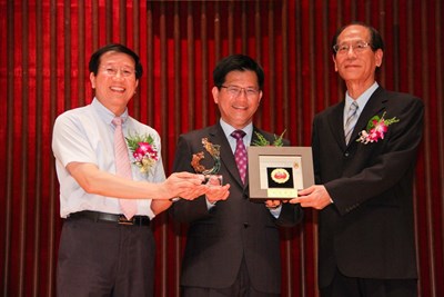 市立中小學新任校長布達暨交接 林市長勉用愛教育下一代