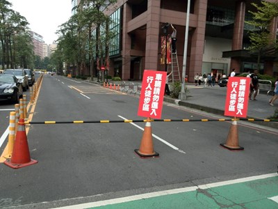 百貨周邊假日易塞車路段 市府管制新措施奏效 改善回堵問題