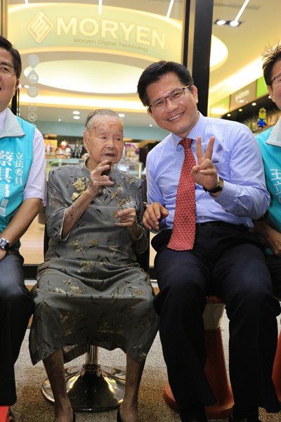 林市長祝賀110歲人瑞大壽 五代同堂中秋慶團圓