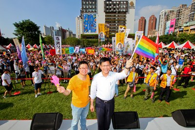 台中同志大遊行 林市長揮彩虹旗致意 強調所有性向者都有權相愛成家