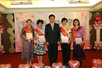 104年社政類照顧服務績優人員表揚 林市長頒獎表揚貢獻