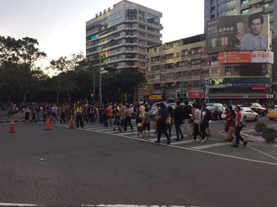 草悟道行人漫步 彷彿置身異國街道