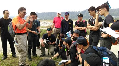 精進山域搜救效能 消防局邀美國教官實地進行足跡判讀訓練