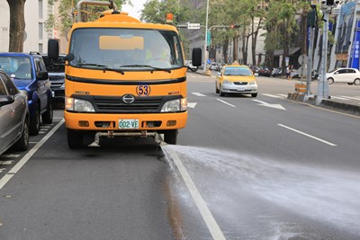 減少揚塵逸散 市府與民間合作洗掃道路37萬餘公里 將持續執行