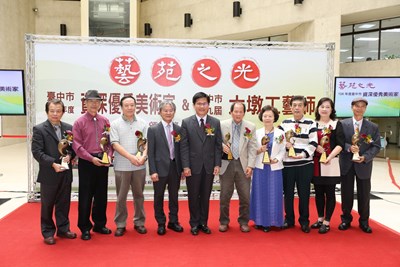中市資深優秀美術家、工藝師頒獎 期盼藝術文化向下扎根