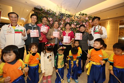 點燃金典天使樹 市長夫人盼每人都當「提燈天使」