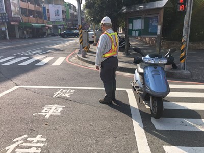 「熱心阿伯」自行舖路證實為烏龍事件 是大里公所補路員工 建設局將要求執勤時穿背心以利辨識