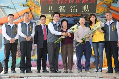 市府與宮廟合辦銀髮共餐 千位長輩齊聚吃飯話家常
