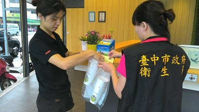 衛生局啟動紙餐具及防油紙袋專案抽驗 70件食品容器具檢驗均符合規定