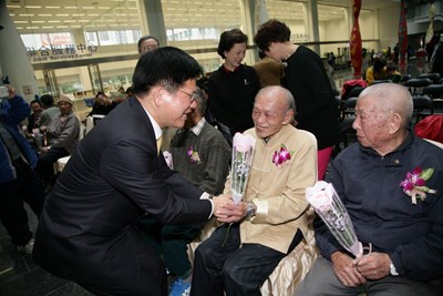「因為黑暗,所以我們穿越」新書發表 記錄在地10位白色恐怖受害者故事