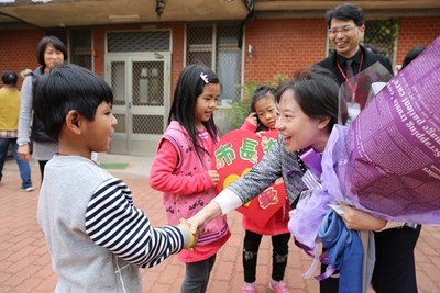 關心偏鄉教育 市長夫人前進烏日溪尾國小送愛