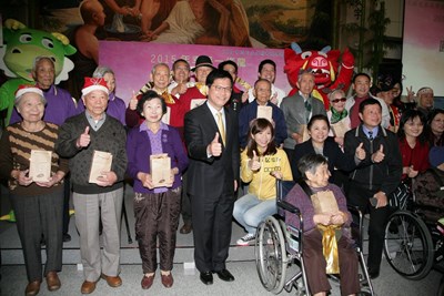 推動高齡友善政策 市府與慈濟共辦成果展 500位阿公阿嬤展活力