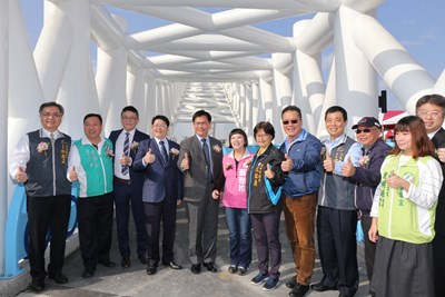 鍍雙金! 旱溪「海天橋」落成啟用 消彌旱溪東西側藩籬