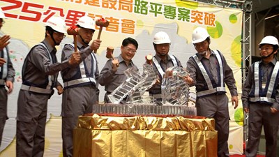 中市路平首年達標 路平制服公開亮相