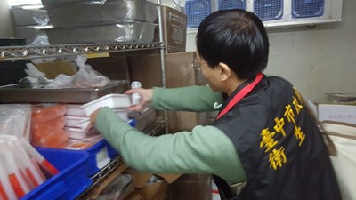 衛生局稽查鮮洋食品加工過期品 台中市下游業者逾期品已全數銷毀