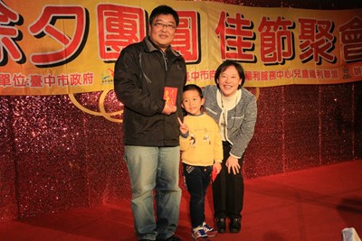 「猴」你愛的禮物 市長夫人與300單親圍爐