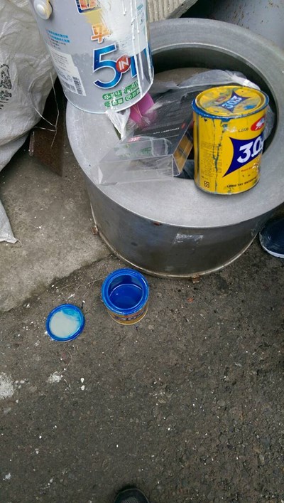清水高美路溝渠疑似遭倒入藍色油漆 環保局立刻派員現場稽查
