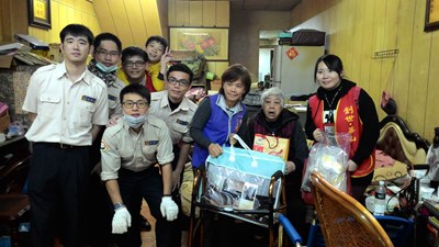 豐原區公所寒冬送暖關懷獨居長者 啟動替代役男協助居家清掃