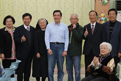 馬總統與潘副市長訪視台中市社區老人照服中心 中央年底前368鄉鎮建多元日照服務