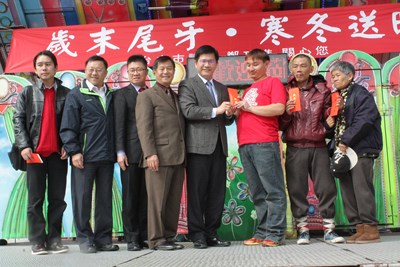 歲末齊圍爐 林市長發紅包助弱勢