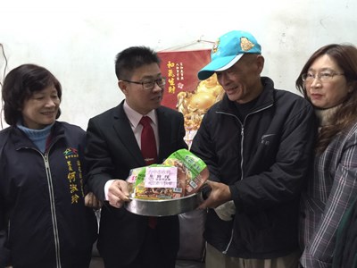 身障送餐不打烊 社會局長親送年菜關懷弱勢