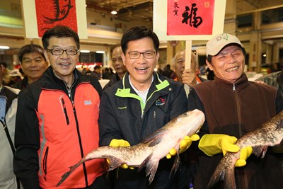 林市長清晨訪魚市果市 呼籲購買在地優質魚貨蔬果
