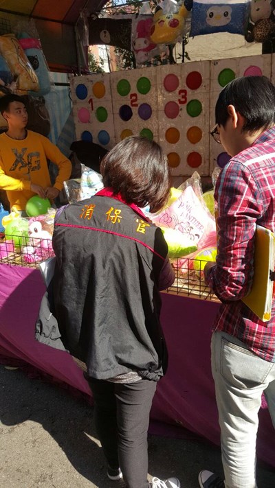 一中街年貨大街部分商品標示不完整、無檢驗標章 市府消保官要求攤商改善